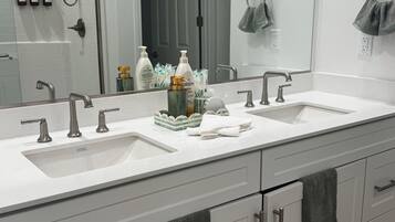 Shower, hair dryer, bidet, towels