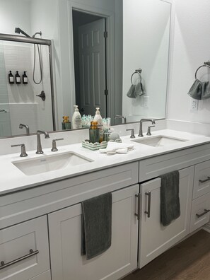 Shower, hair dryer, bidet, towels