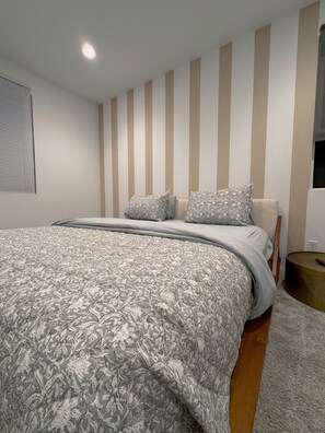 3 bedrooms, desk, iron/ironing board, travel crib