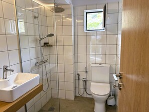 Dusche, Haartrockner, Bidet, Handtücher