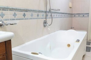 Whirlpool, Haartrockner, Bidet, Handtücher