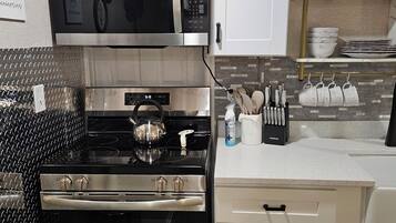 Micro-ondes, four, plaque de cuisson