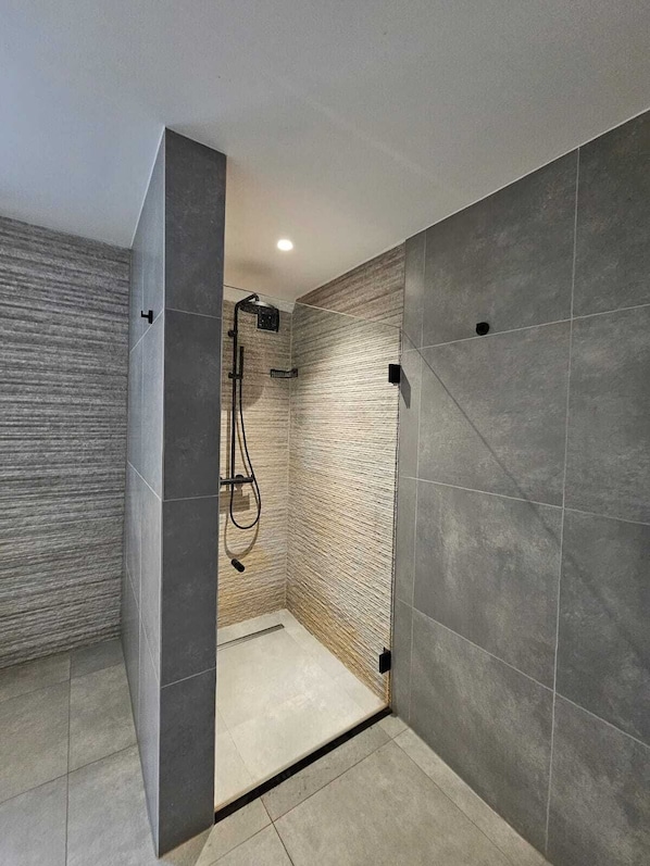 Hair dryer, towels, soap, toilet paper - Single Room (Gent)