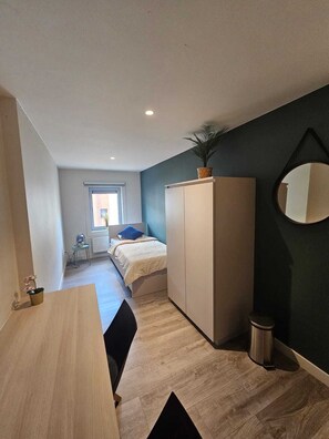 1 habitación, tabla de planchar con plancha, wifi y ropa de cama 