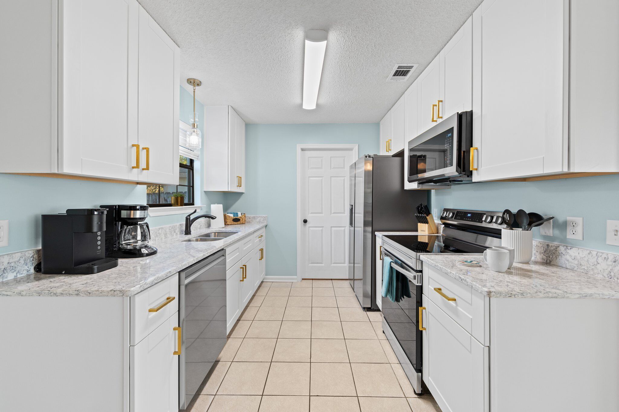 Microondas, horno, parrilla de estufa y lavavajillas 