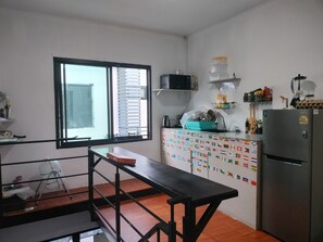 Cookware/dishes/utensils - Den Nest Guest House KRABI (Krabi)