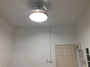 Eenvoudige eenpersoonskamer | Verduisterende gordijnen, gratis wifi