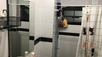 Habitación Confort | Baño | Regadera, toallas, jabón, papel de baño