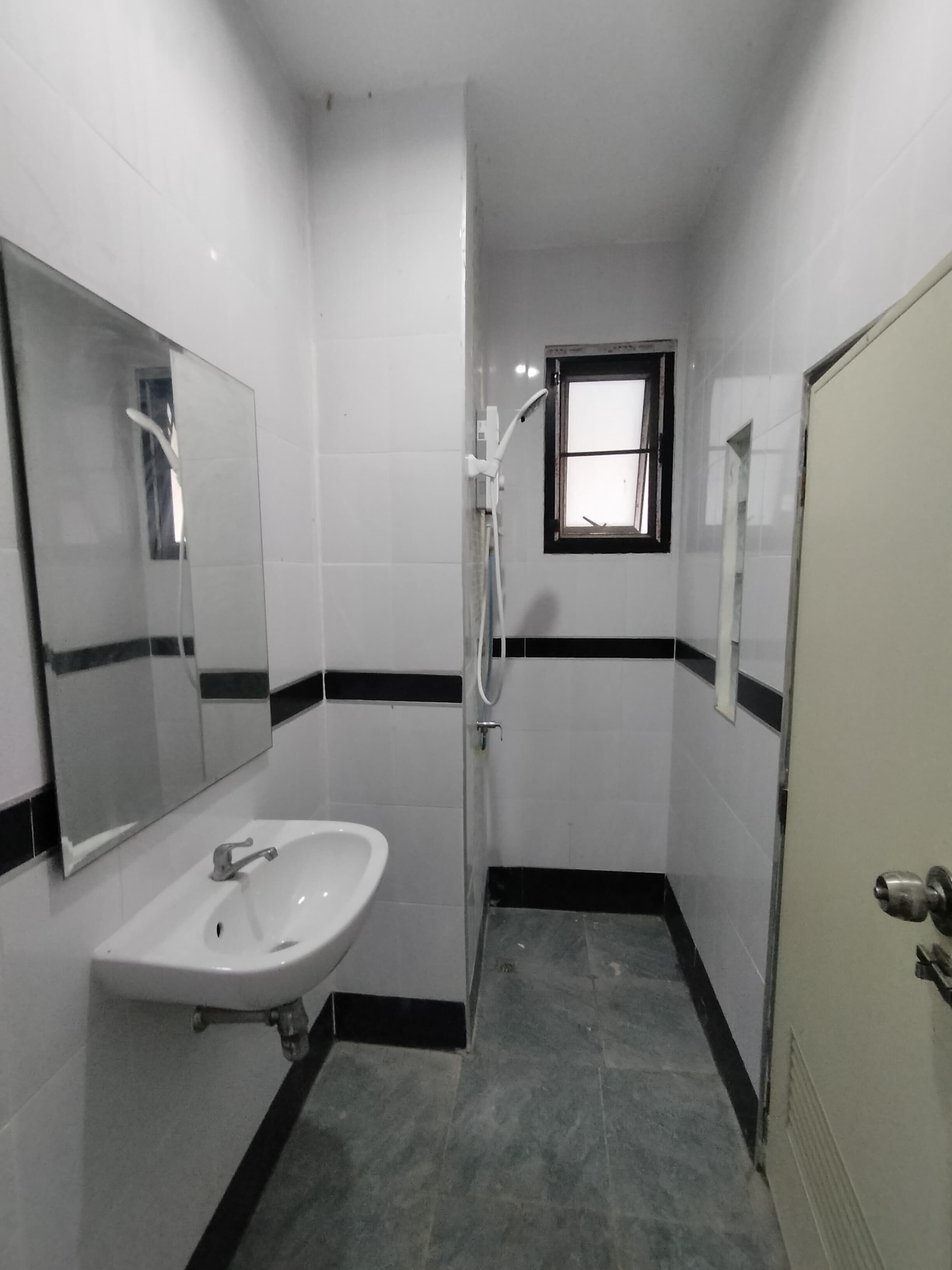 Basic Single Room | Bathroom