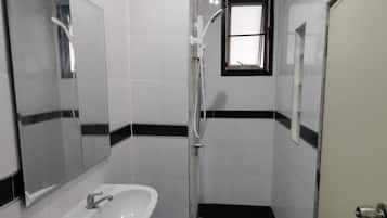Singola Basic | Bagno | Doccia, asciugamani, sapone, carta igienica