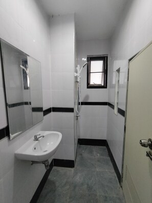 Ducha, toallas, jabón, shampoo