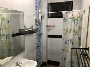 Habitación doble clásica, balcón | Baño | Regadera, toallas, jabón, papel de baño
