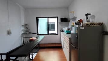 Classic Double Room, Balcony | Shared kitchen | Cookware/dishes/utensils