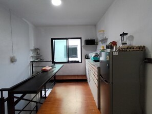 Classic-Doppelzimmer, Balkon | Gemeinschaftsküche | Kochgeschirr/Geschirr/Besteck