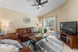 TV - Sapphire Breeze, 4BR Pool Home, Disney & Universal (Kissimmee)