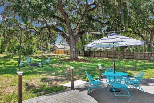 Walk to Marina, Park View Palms, Mid-Century Home, Sleeps 6, Pet Friendly Fence