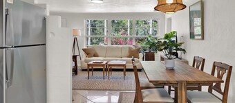 Walk to Marina, Park View Palms, Mid-Century Home, Sleeps 6, Pet Friendly Fence