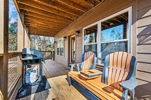 Terrace/patio - City Bear Lodge Walkable DWTN Gatlinburg Hot-Tub Games (Gatlinburg)