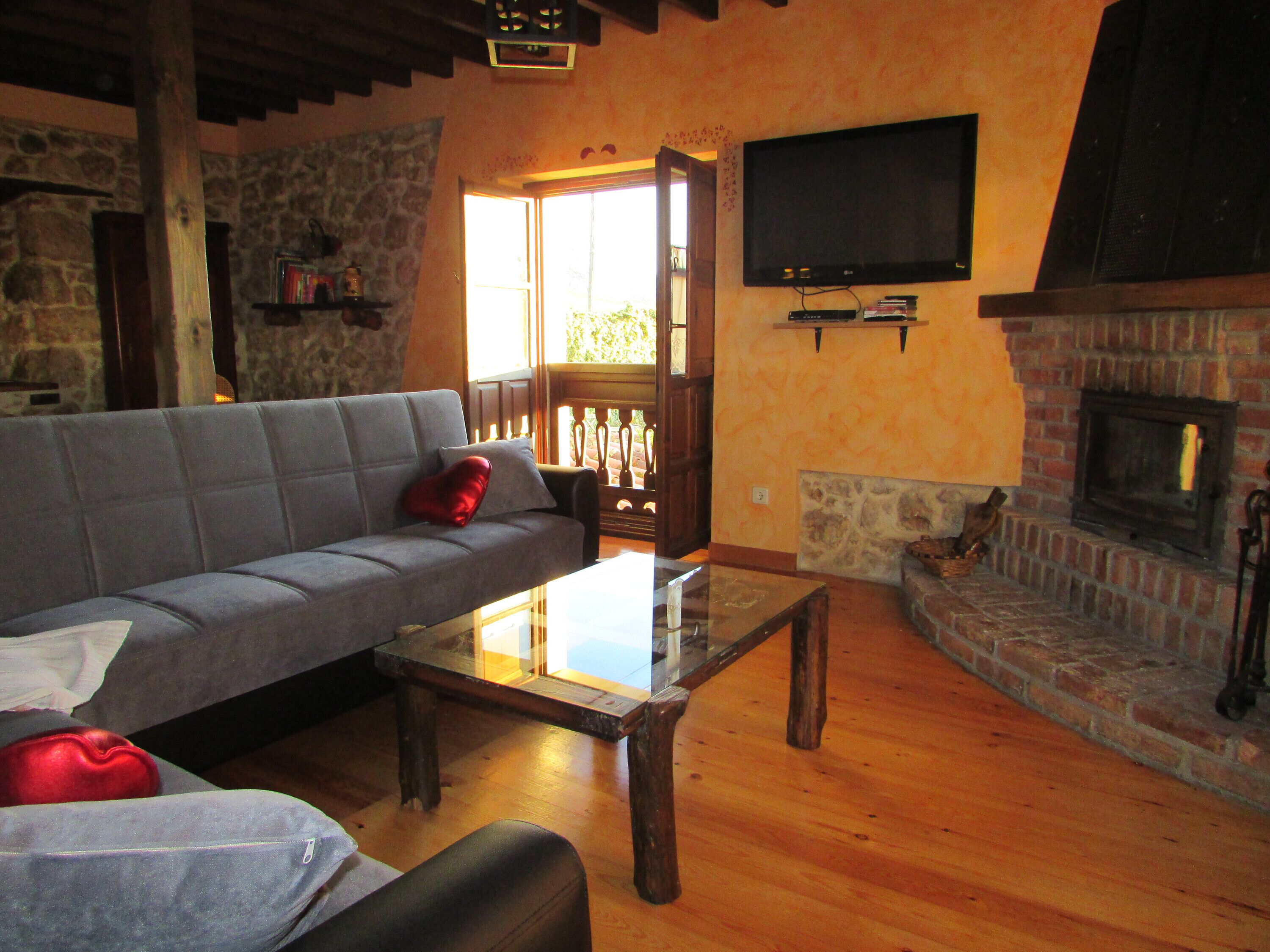 Televisión, chimenea y tenis de mesa 