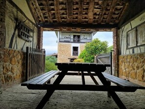 Outdoor dining - Country House 'La Espinera' with Mountain View, Private Terrace and Wi-Fi (Nava)