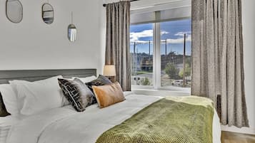 2 bedrooms, desk, iron/ironing board, WiFi