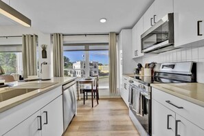 Een magnetron, een oven, een kookplaat, een vaatwasser