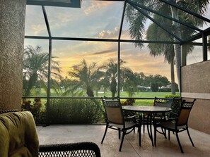 Outdoor dining - Luxurious Villa in Paradise! (Bradenton)