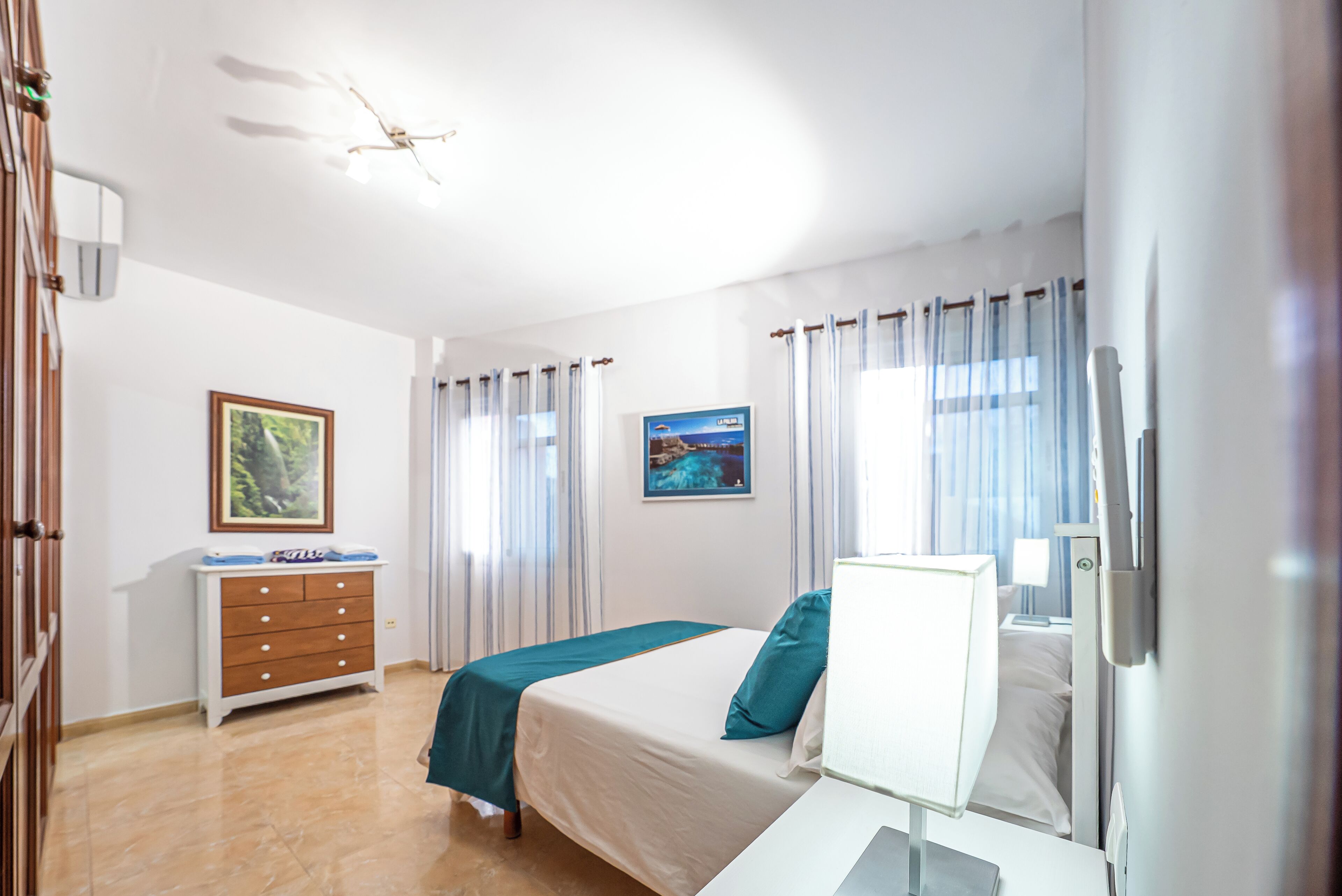 1 slaapkamer, een strijkplank/strijkijzer, wifi, beddengoed