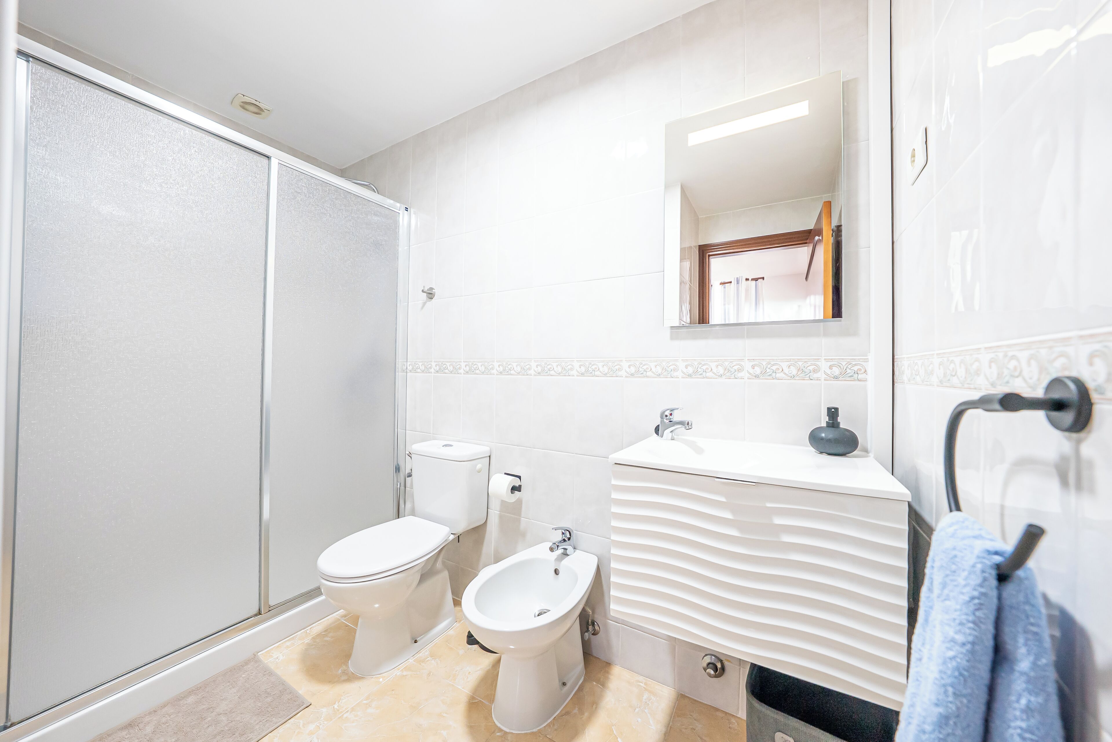 Een douche, een haardroger, handdoeken, zeep