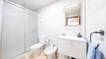 Ducha, secador de pelo, toallas y jabón