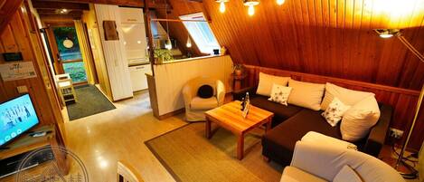 Smart-TV, DVD-Player, Tischtennisplatte, Bücher