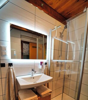 Dusche, kostenlose Toilettenartikel, Haartrockner, Handtücher