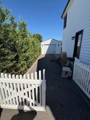 Property grounds - Ryder Cup rental. 4-bedroom house 2 miles from Bethpage Golf Course (Bethpage)