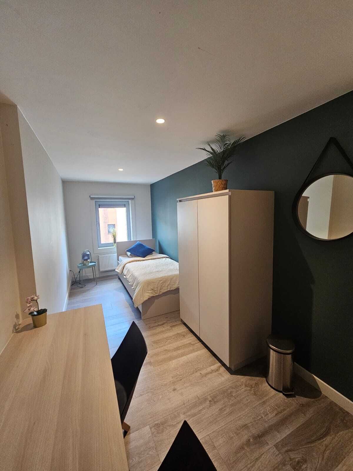 Quarto solteiro econômico | Escrivaninha, espaço de trabalho para notebook