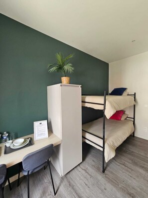 Quarto casal standard | Escrivaninha, espaço de trabalho para notebook