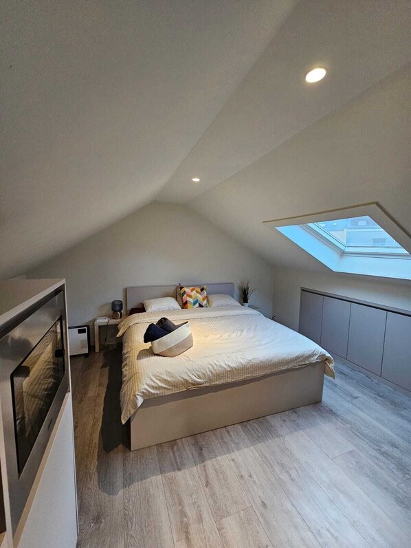 Quarto casal luxo | Escrivaninha, espaço de trabalho para notebook