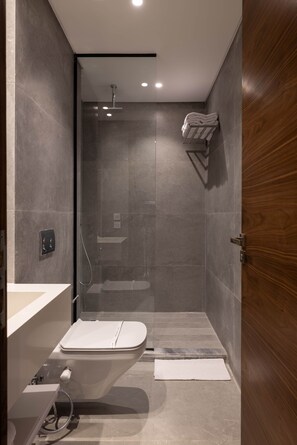 Een haardroger, handdoeken