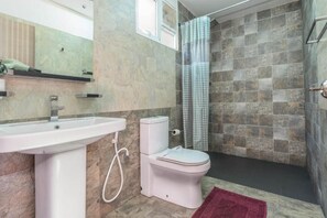 Deluxe Double Room | Bathroom