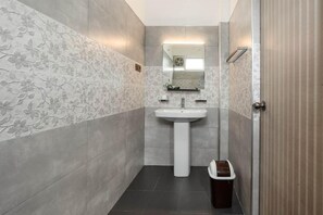 Deluxe Room, Balcony | Bathroom