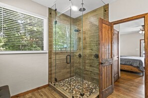 Dusche, Whirlpool, Haartrockner, Handtücher
