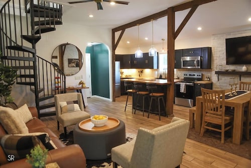 The Horse Carriage 2 miles from Foxwoods Casino