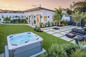 Terrace/patio - Quiet Coastal Modern-Ocean views-Hot tub- 7 mins to the beach (Oceanside)