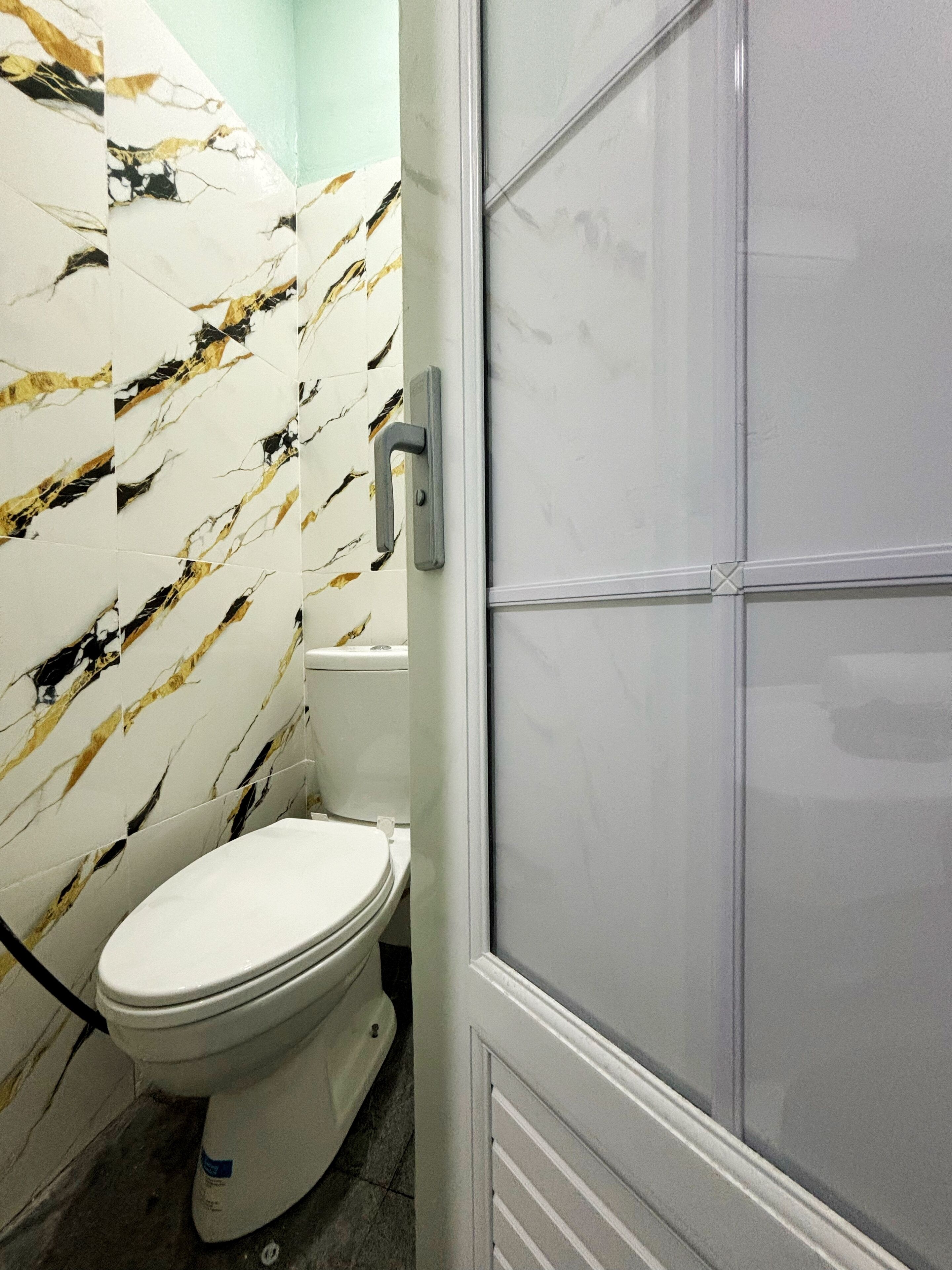 Un bagno con il water, un lavandino e una zona doccia.