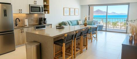 Refrigerador, microondas, horno y parrilla de estufa