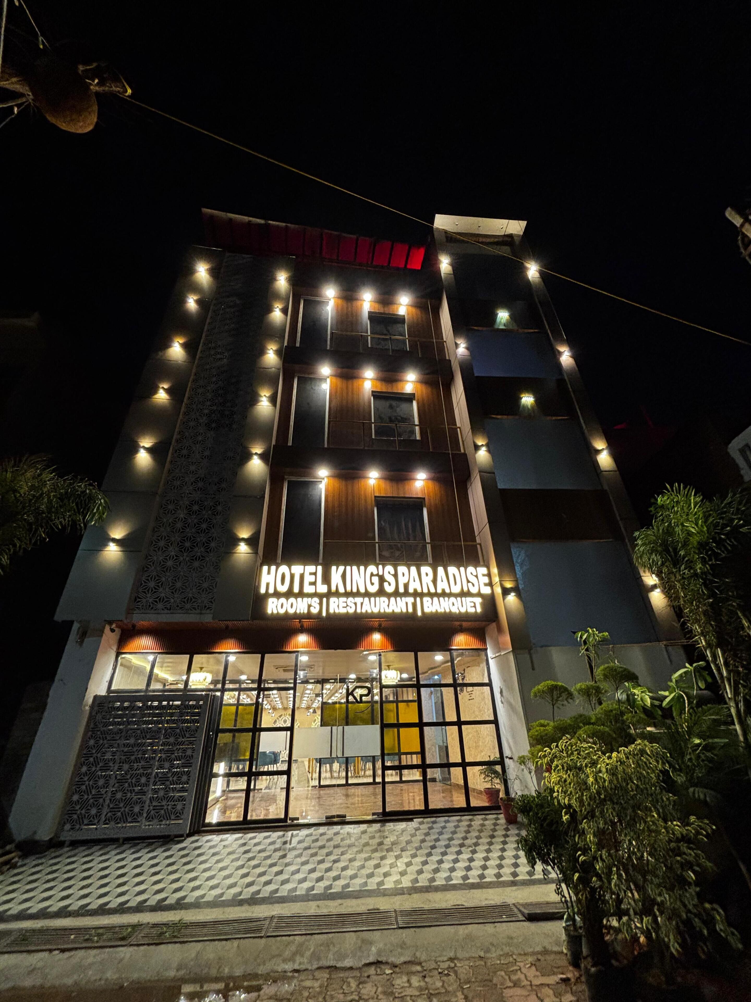 A multi-story building with a sign reading 'HOTEL KING'S PARADISE ROOM'S RESTAURANT BANQUET.'