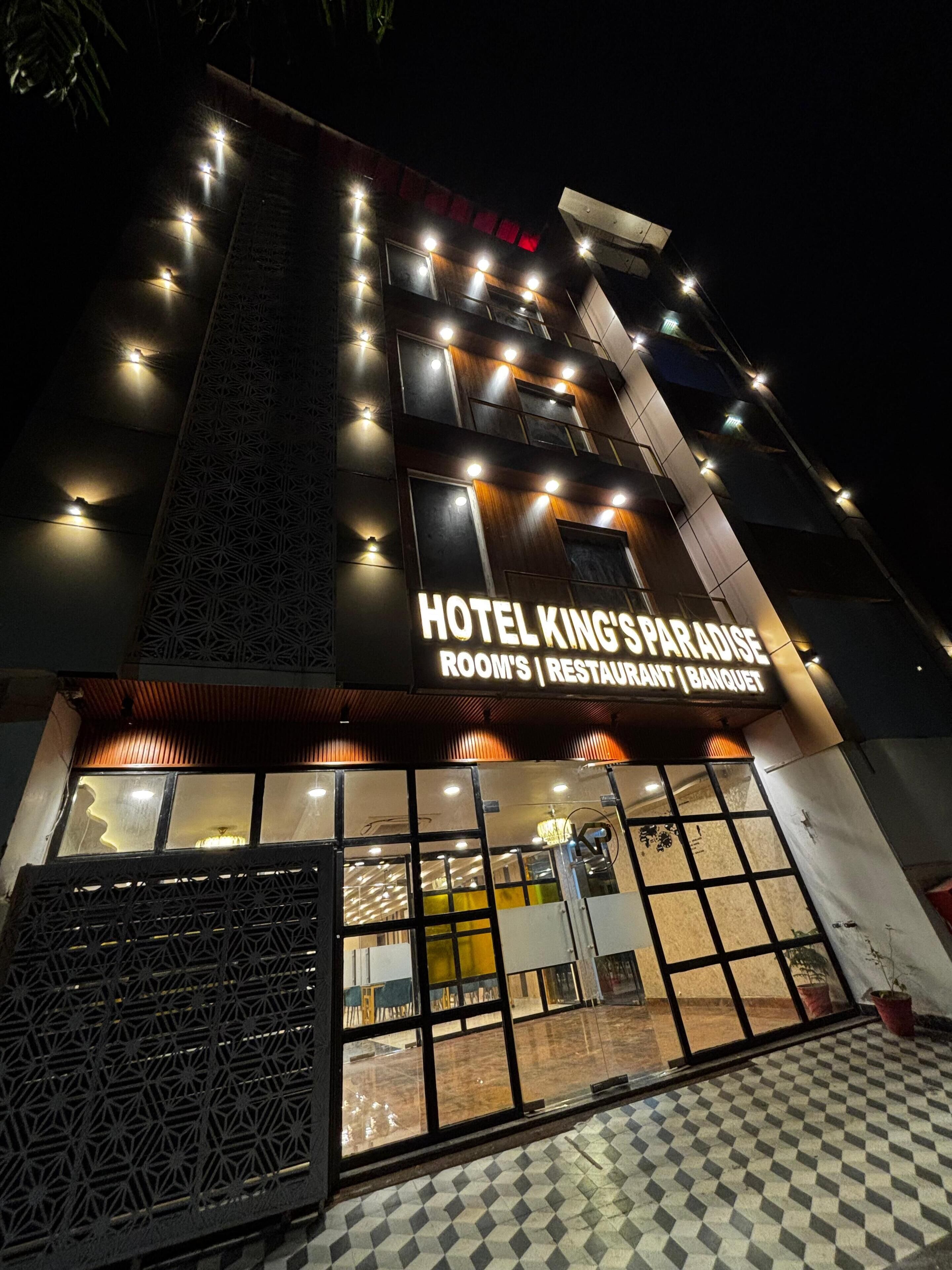 Un hotel con un letrero que dice 'HOTEL KING'S PARADISE ROOM'S RESTAURANT BANQUET'.
