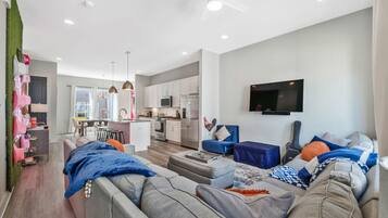Smart TV, fireplace, stereo