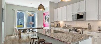 Dolly Parton Themed 4-Story House, Minutes to Downtown, Sleeps 14 Full Amenities