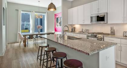 Dolly Parton Themed 4-Story House, Minutes to Downtown, Sleeps 14 Full Amenities