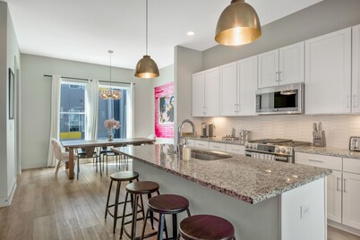 Dolly Parton Themed 4-Story House, Minutes to Downtown, Sleeps 14 Full Amenities